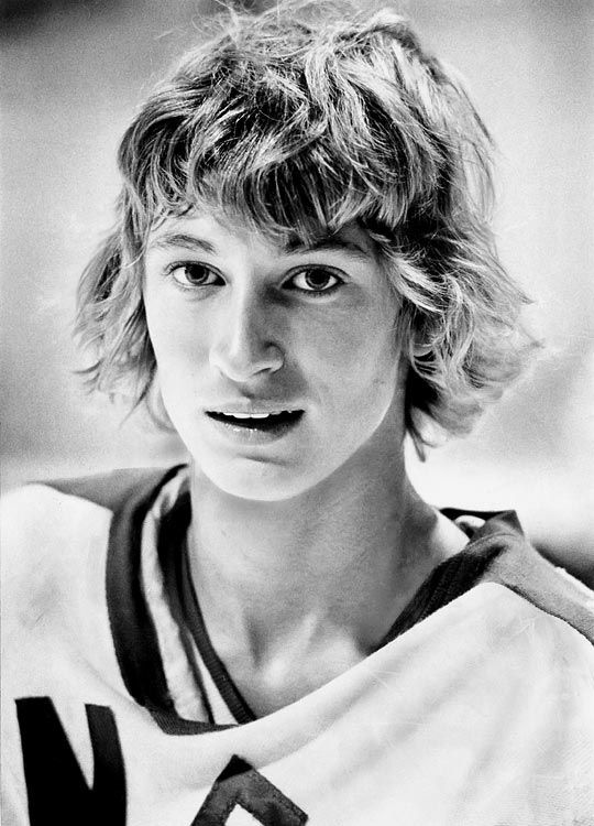 Wayne Gretzky Was a Professional Hockey Player at Age 17